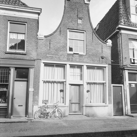 Pand met klokgevel, bekroond door halfcirkelvormig verhoogde lijst