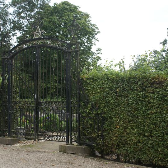 Toegangshek 'Vreedenhof' tot de begraafplaats, behorend bij het complex 'St.Urbanuskerk'