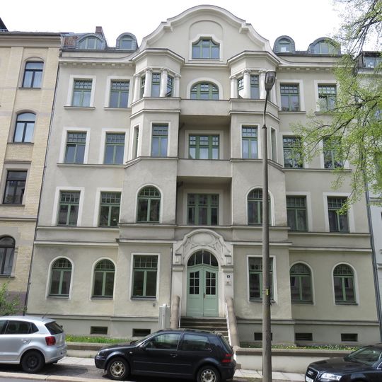 Mietshaus in geschlossener Bebauung mit Vorgarten, Einfriedung und Freitreppe Barbarossastraße 41