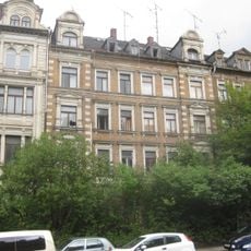 Mietshaus in geschlossener Bebauung mit Vorgarten Müllerstraße 4