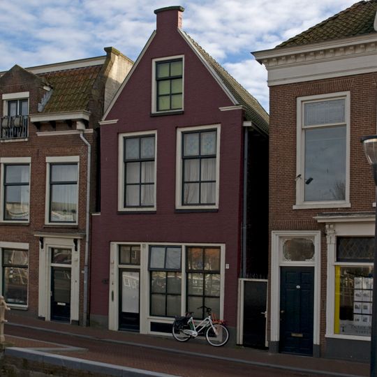 Pand onder zadeldak tegen puntgevel