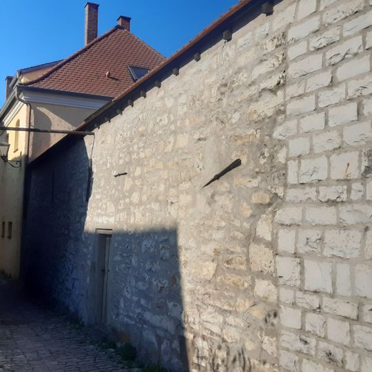 Partie du rempart et reste d'une tour défensive