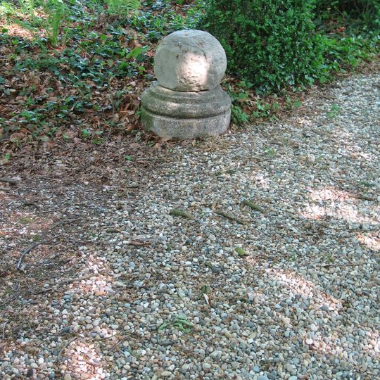 Kasteel Renswoude: vijf sokkels met ronde bollen