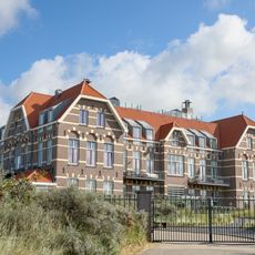 Het symmetrische (voormalige) ziekenpaviljoen onderdeel van het complex "Koloniehuis Zwartendijk"