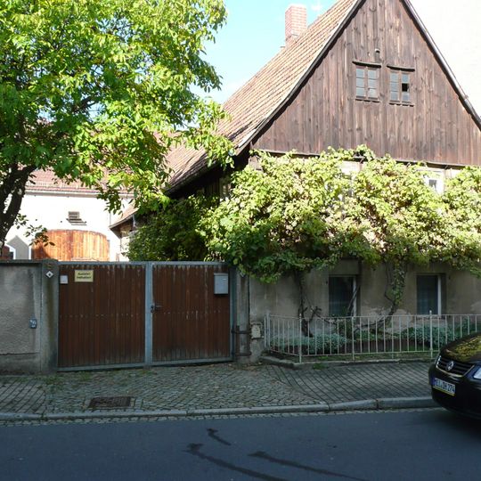 Wohnhaus mit angebauter Scheune August-Bebel-Straße 8
