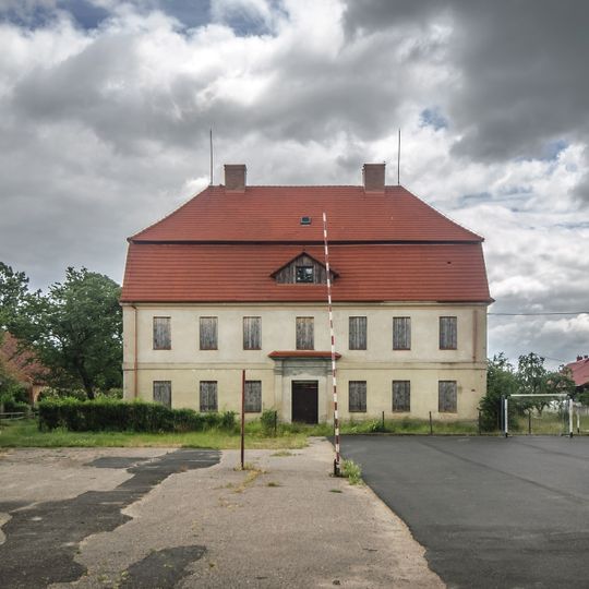 <s>pałac</s> d. plebania, ob. dom mieszkalny