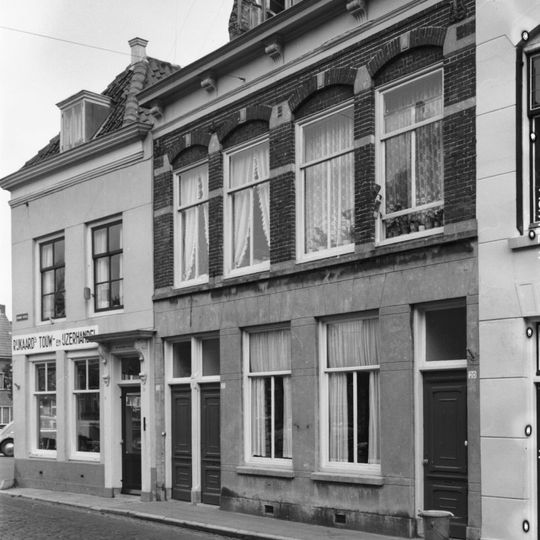 Hoekhuis penninghoeksingel genaamd 'De silveren schaal'