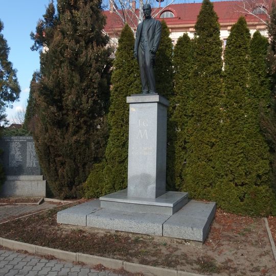 Socha T. G. Masaryka v Lanžhotě před školou