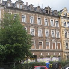 Mietshaus in geschlossener Bebauung mit Vorgarten Müllerstraße 2