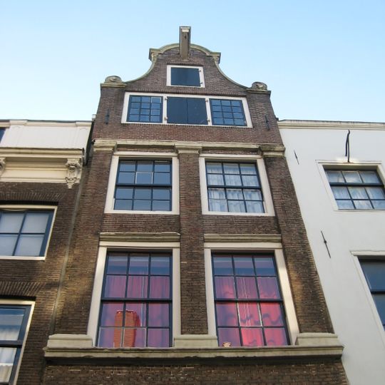 Pand met pilastergevel onder ingezwenkte hals