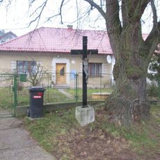 Kříž v západní části Plas