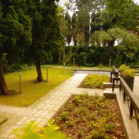 Ogród domu przy ul. Hoene-Wrońskiego 7