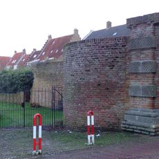 In het pand of op de grens van het erf bevindende stadsmuur(resten)