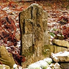 Křížový kámen u studánky na Staré hoře