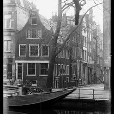 Koets/pak/woonhuis met ingezwenkte halsgevel