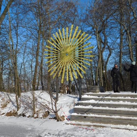 Plastika slunce u Vesteckého rybníka ve Vestci