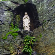 Grotta se sochou panny Marie