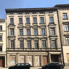 Wohnhaus in geschlossener Bebauung, mit Laden Luisenstraße 7