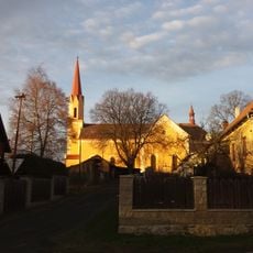 Hlavní obytný objekt bývalého hospodářského dvora a stavba čp. 3