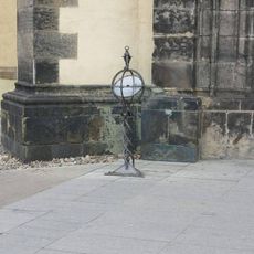 Kovová plastika u vstupu do kostela Nanebevzetí v Ústí nad Labem