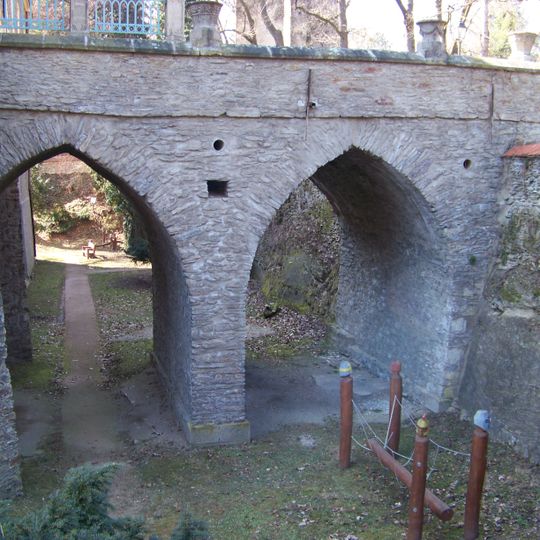 Severní most přes příkop zámku Zruč nad Sázavou