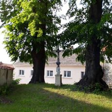 Kříž v Radeníně východně od kostela