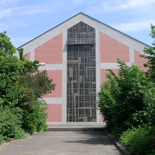Katholische Pfarrkirche Corpus Domini mit Pfarrzentrum