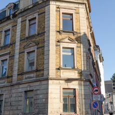 Mietshaus in geschlossener Bebauung und Ecklage Theaterstraße 8