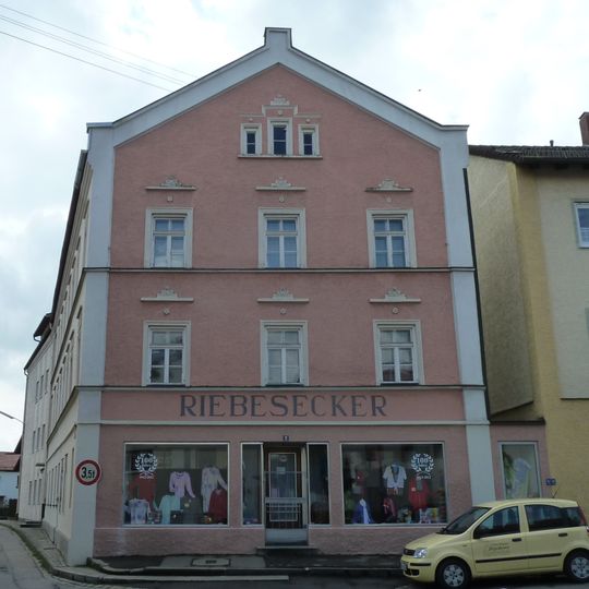 Wohn- und Geschäftshaus