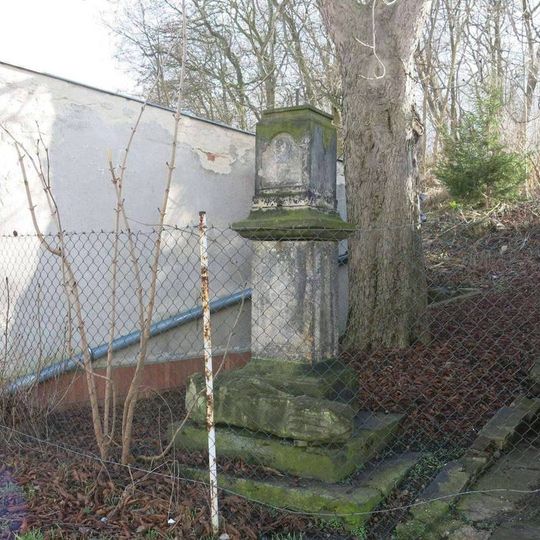 Poškozený kříž v ulici U Panského Dvora na Klíši