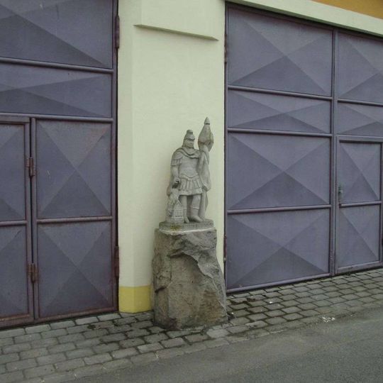 Socha v Nečtinách před hasičárnou