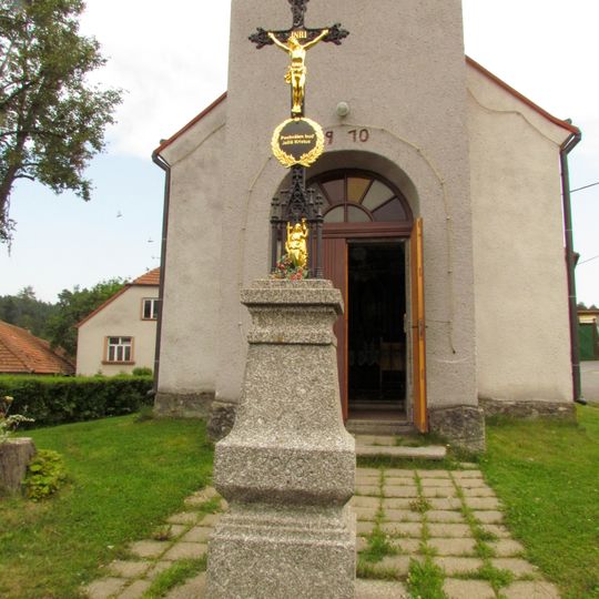 Kříž u kaple Nanebevzetí Panny Marie ve Vlčatíně
