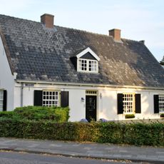 Dorpswoning met lijstgevels en schilddak