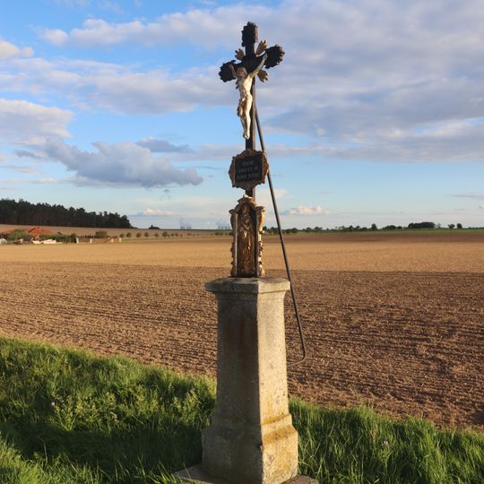 Kříž u silnice západně od Plešic