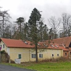 '''ehemaliges Torwärterhaus''' (Wohnstallhaus) (Einzeldenkmal zu ID-Nr. 09301072) Radeburger Straße 1
