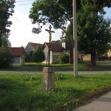 Kříž na návsi v Sebečicích