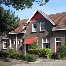 Vier blokken van vier woningen, waarvan twee blokken zich naast elkaar bevinden