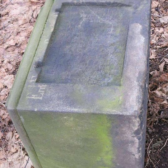 Rozbitý kříž u rozcestí na Lysou