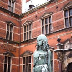 Hamlet and Ophelia statues