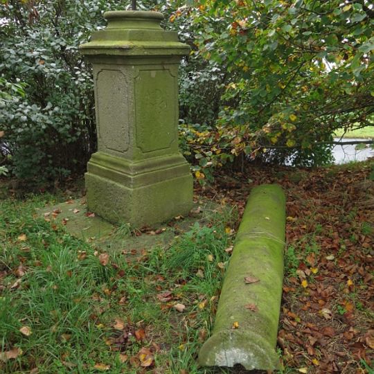 Sloup se sochou Panny Marie s Jezulátkem