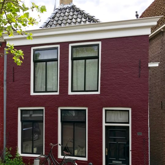 Pand met rechte kroonlijst onder zadeldak met voorschild