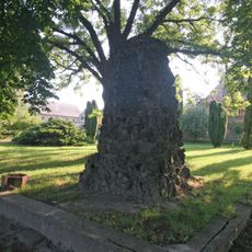 Pomník osvobození na návsi v Ostrém