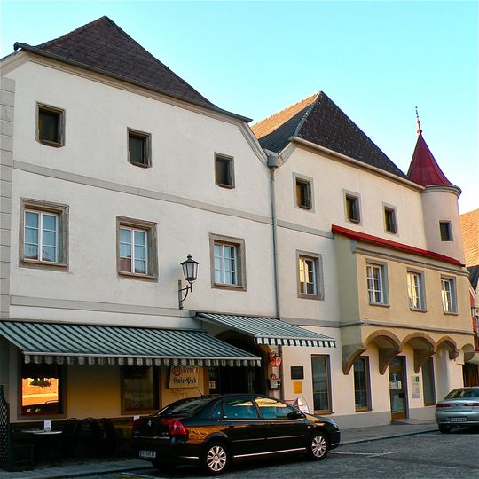 Wohn- und Geschäftshaus, ehemaliges Gasthaus zum goldenen Löwen