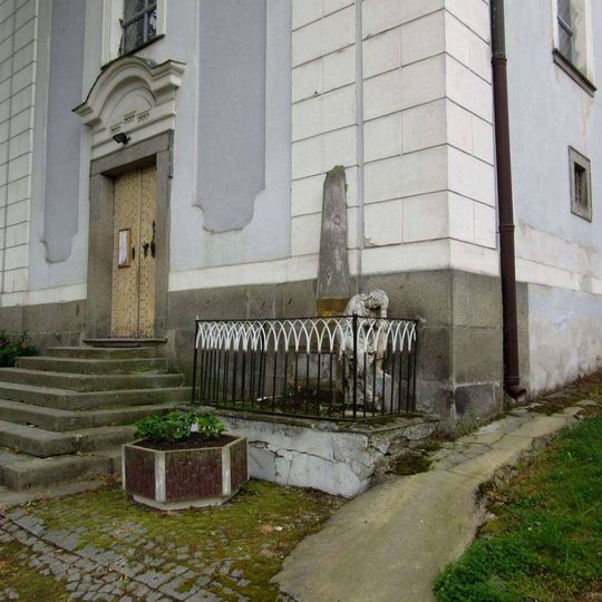 Památník před kostelem v Mirovicích