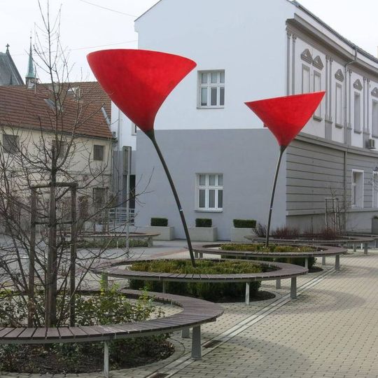 Plastika Vlčí máky na náměstí Georga Karse v Kralupech nad Vltavou