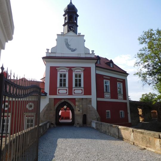 Sluneční hodiny na starém zámku ve Škvorci