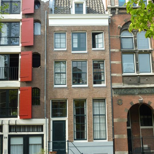 Pand met gevel onder rechte lijst waarop dakkapel