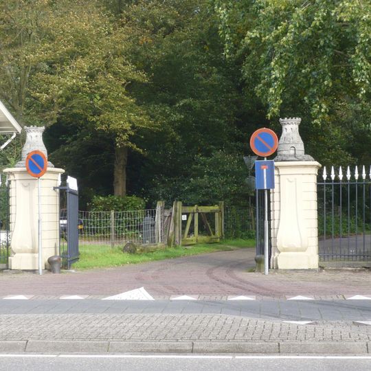 Groenendaal: Einfriedung mit Burgtürmen an der Sparrenlaan