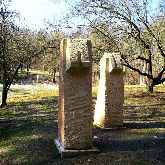 Kamenná plastika Dva poutníci v Praze-Lysolajích