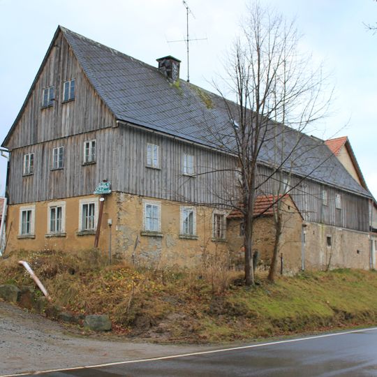 Wohnstallhaus und Scheune sowie mehrere Granitpfosten der Einfriedung Wilthener Straße 18